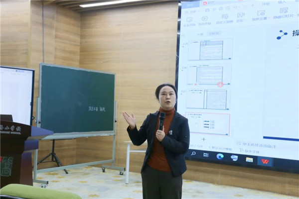 德阳市市县教师培训团队研修班的老师们讲话照片.jpg