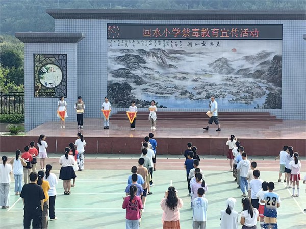 值周教师讲话并颁发奖牌.jpg