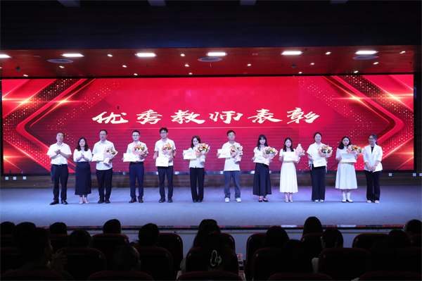 03-20250905青苏职中隆重庆祝第41个教师节 (4).JPG