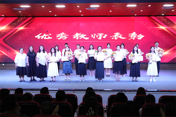 04-20250905青苏职中隆重庆祝第41个教师节 (5).JPG
