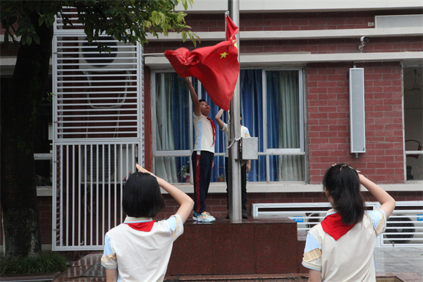 1758588273986808.jpg 升旗.JPG