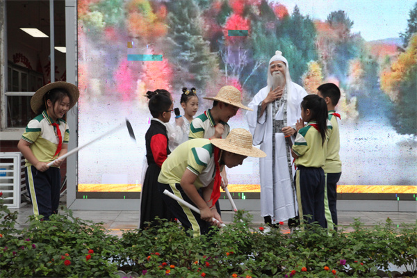 1758588300272526.jpg 茶娃、爷爷2.JPG