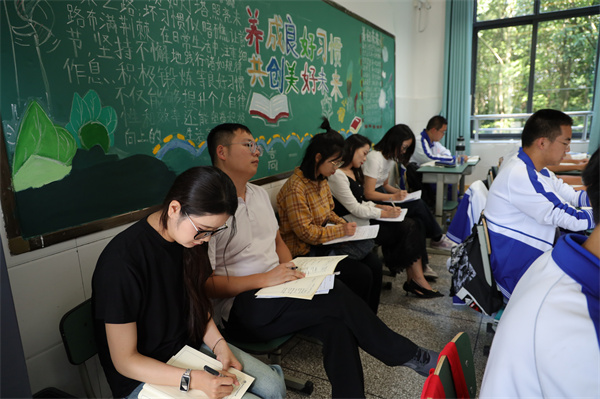 20250924青崇教育区域合作学校签订结对协议 (40).JPG