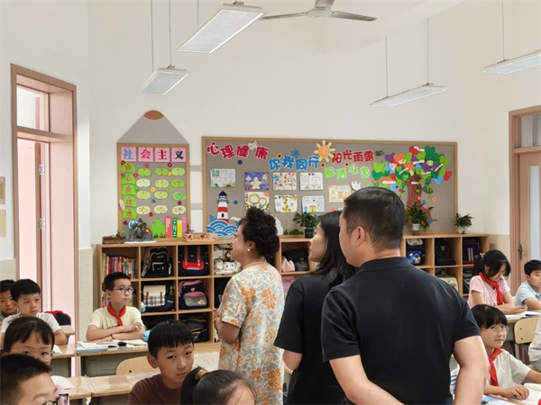 杨琪校长参观各班级文化建设照片.jpg
