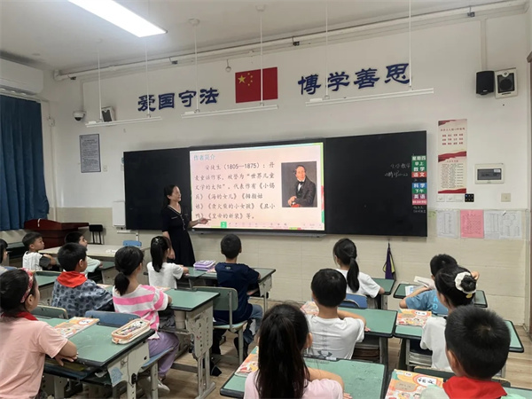 1759196814207172.jpg 荣休仪式02.jpg