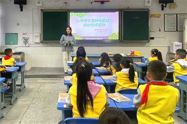 1761717642801638.jpg 1主持活动.jpg