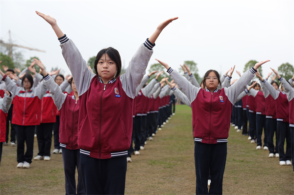 1761978452391843.jpg 20251030青苏职中隆重举行第十七届国际趣味运动会(比赛项目) (13).JPG