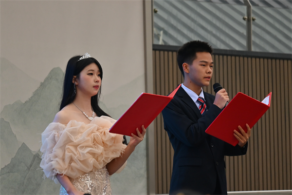 1761979235231927.jpg 20251030青苏职中隆重举行第十七届国际趣味运动会(入场式-开幕式) (2).JPG