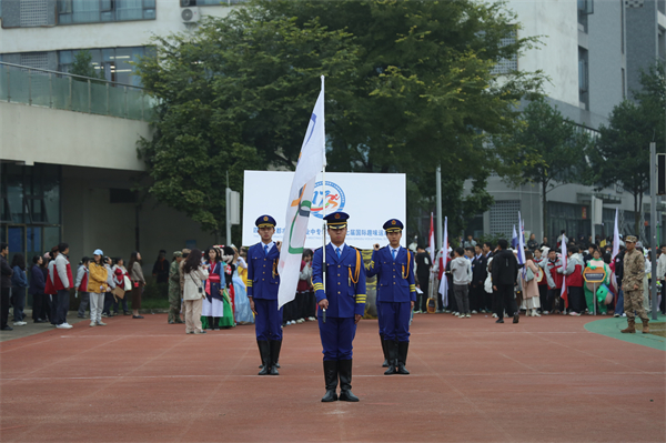 1761979266852642.jpg 20251030青苏职中隆重举行第十七届国际趣味运动会(入场式-开幕式) (4).JPG