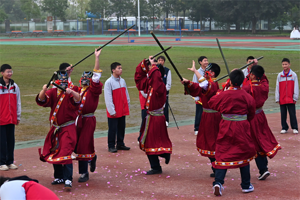 1761979496196038.jpg 20251030青苏职中隆重举行第十七届国际趣味运动会(入场式-开幕式) (22).JPG