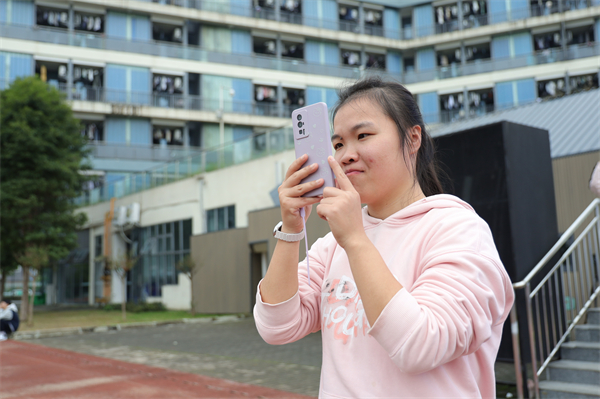 1761979649912017.jpg 20251030青苏职中隆重举行第十七届国际趣味运动会(入场式-开幕式) (60).JPG