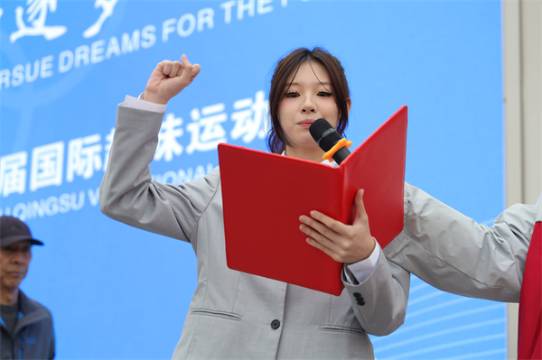 1761979773849524.jpg 20251030青苏职中隆重举行第十七届国际趣味运动会(入场式-开幕式) (71).JPG