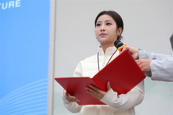 1761979786947427.jpg 20251030青苏职中隆重举行第十七届国际趣味运动会(入场式-开幕式) (72).JPG