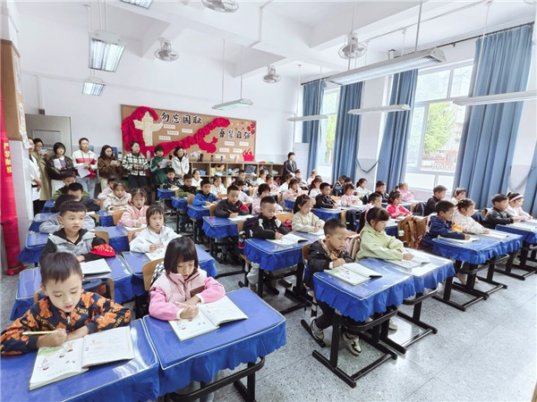 1762069726924026.jpg 一年级教育教学常规比赛 (1).jpg