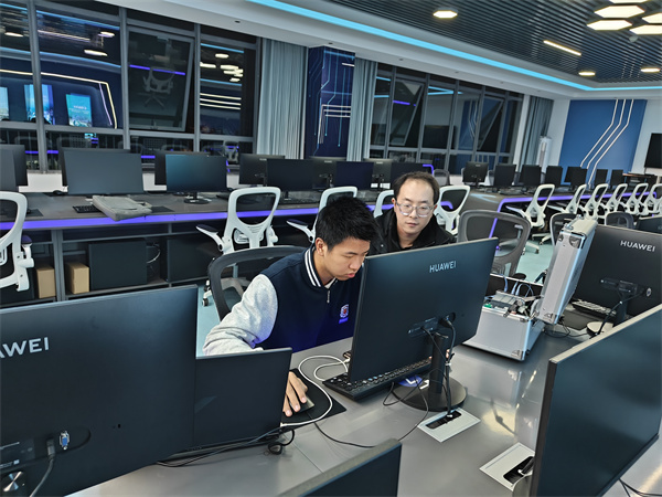 20251026青苏学子斩获全国智能制造虚拟仿真大赛银牌 (6).jpg