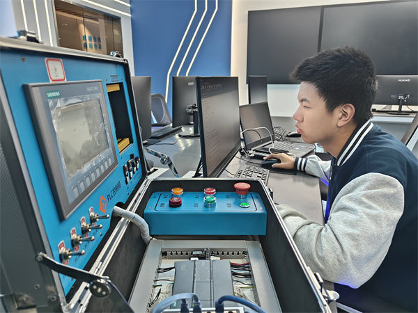 20251026青苏学子斩获全国智能制造虚拟仿真大赛银牌 (5).jpg