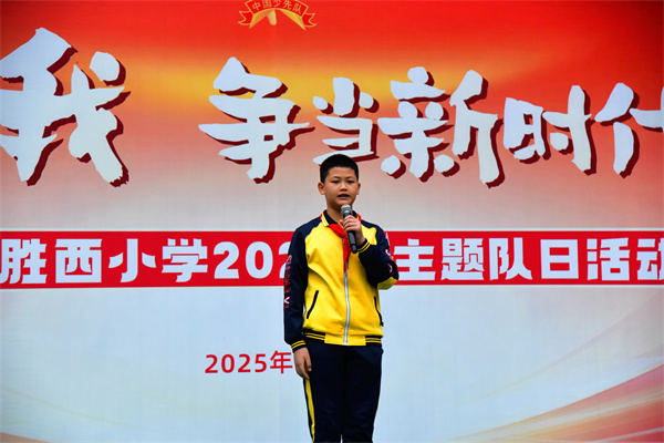 1762308484446109.jpg 宣读新队委 (2).JPG