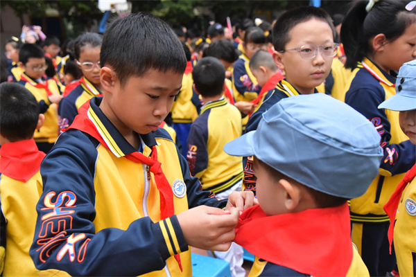 1762308503431236.jpg 系红领巾2.JPG