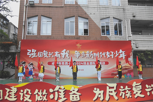 1762308525947429.jpg 余校中队旗 学生.JPG