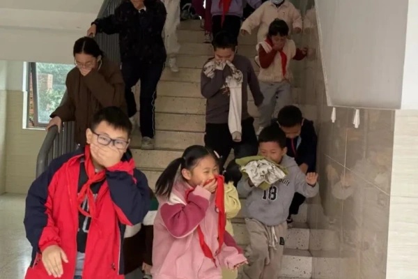 1762674747819125.jpg 消防应急疏散演练照片2.jpg