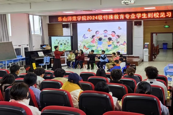 1763210465178223.jpg 安全员夏鹏讲解灭火器.jpg