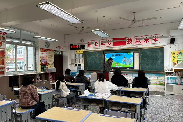 1763211291641323.jpg 安全员夏鹏讲解灭火器.jpg