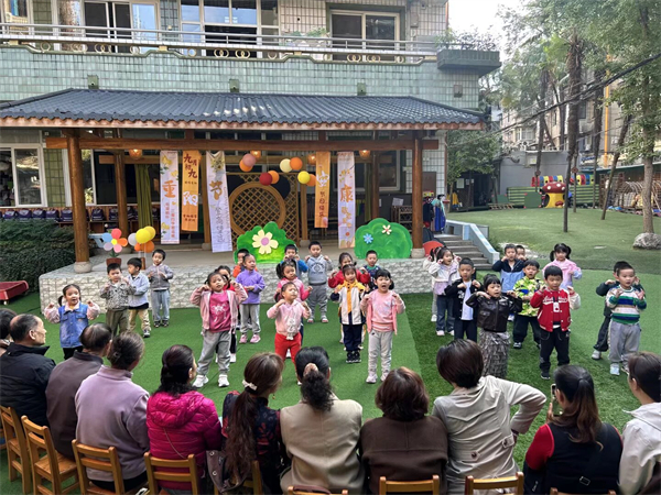 1763368547225030.jpg 重阳祖辈活动中班照片 (4)_副本.jpg