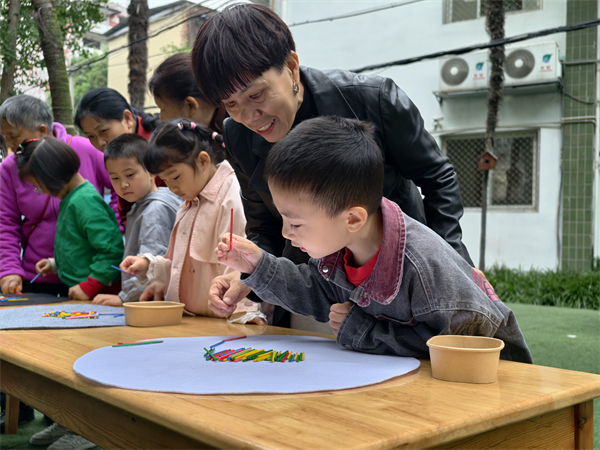 1763368595451162.jpg 重阳祖辈活动大班照片 (10).jpg