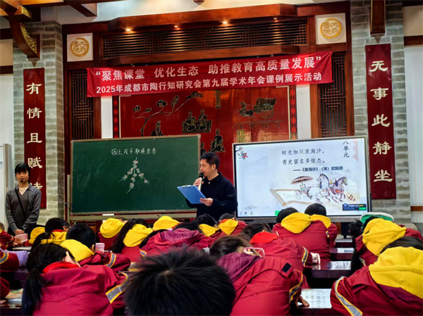 1763539871378074.jpg 主持人1.jpg