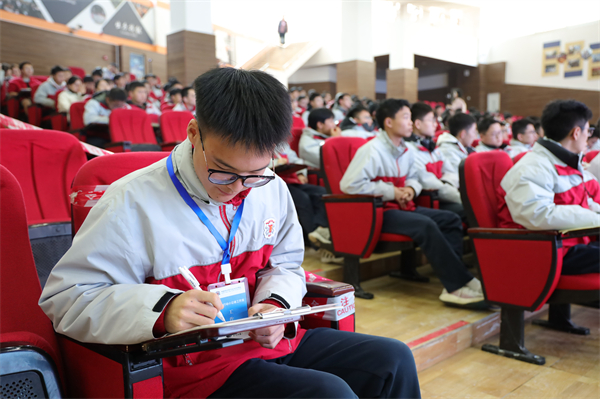 1764321802805927.jpg 20251127青苏职中举行第十四期青瓷大讲堂活动(乔恩) (15).JPG