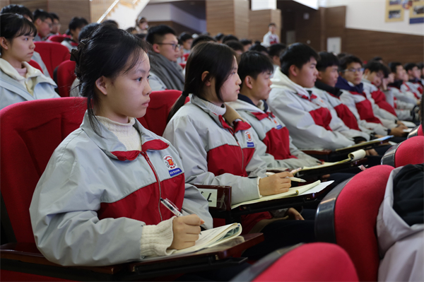 1764321818649672.jpg 20251127青苏职中举行第十四期青瓷大讲堂活动(乔恩) (17).JPG