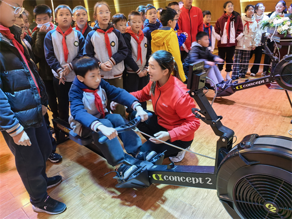 1764557573443977.jpg 图6:学生赛艇1.jpg