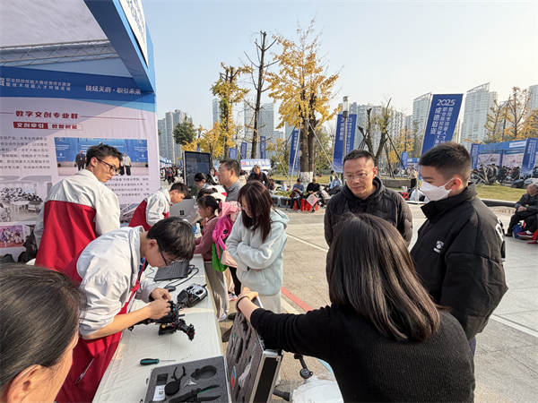 06-20251130ڳɶȦְҵԺУֳĿչʾ (8).JPG