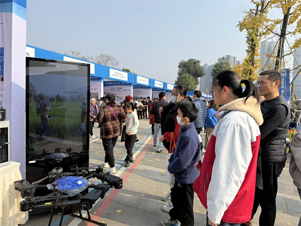 08-20251130ڳɶȦְҵԺУֳĿչʾ (1).jpg