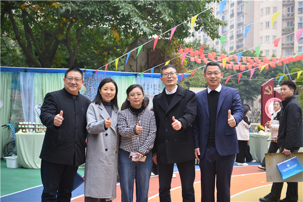 1765076698482837.jpg 领导合照.JPG