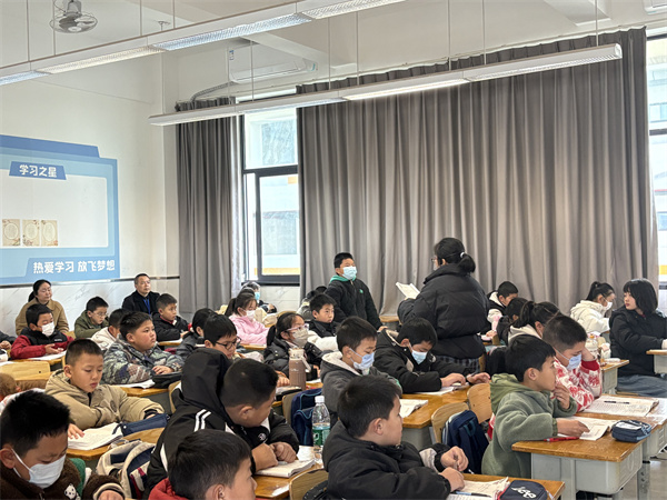 1765528594892975.jpg 彭华老师上课.jpg