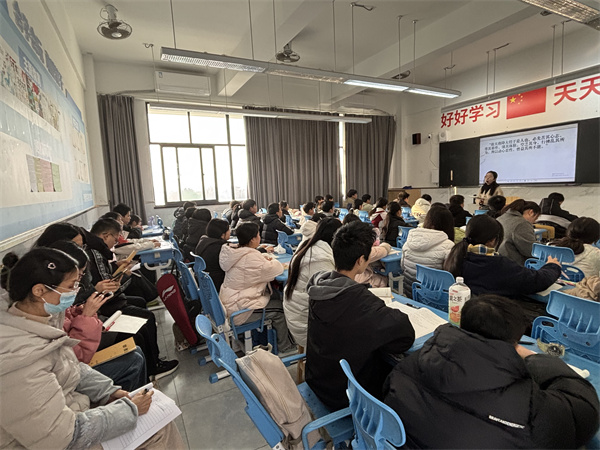 1765528613222753.jpg 魏玲老师上课.jpg