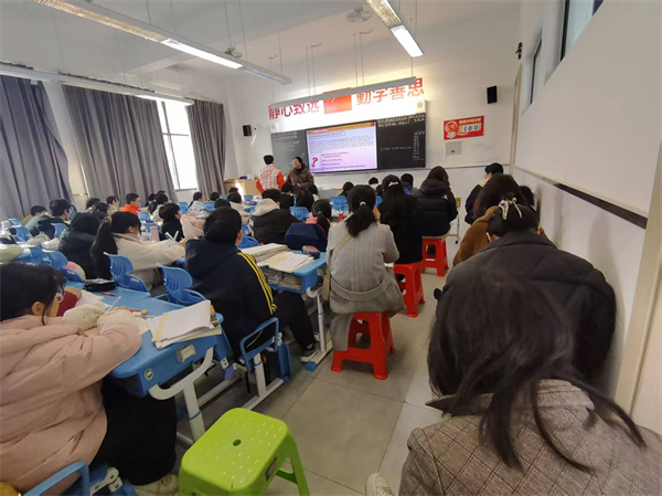 1765528635843306.jpg 李锦老师上课.jpg