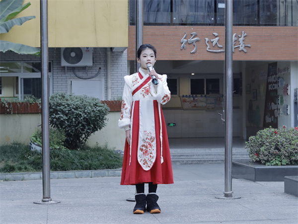 1765785590545135.jpg 主持人.JPG