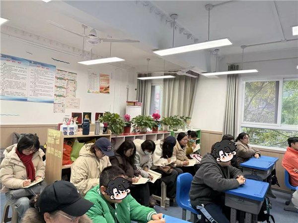 1767083308262609.jpg 坐在后面听课3.jpg