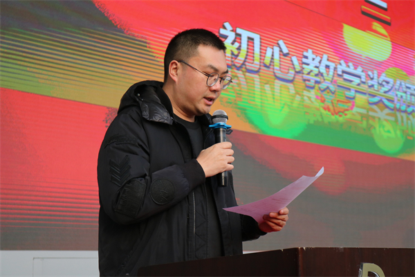 1770124832166961.jpg 6.邵克笳宣读表彰文件近景.jpg