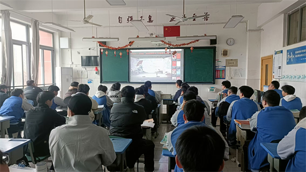 观看开学第一课 2-1.jpg