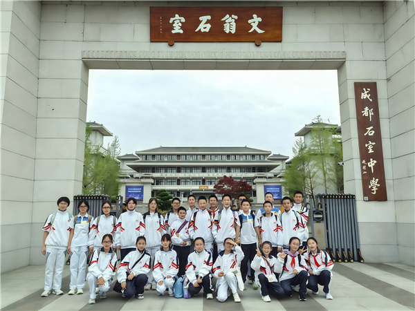 1776135543111169.png 1.七年级学生集体照.png