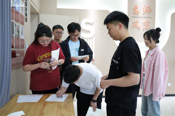 1778741084124227.jpg 01-20260513青苏职中校本培训《教师职业形象与礼仪》(张婷旺) (216).JPG