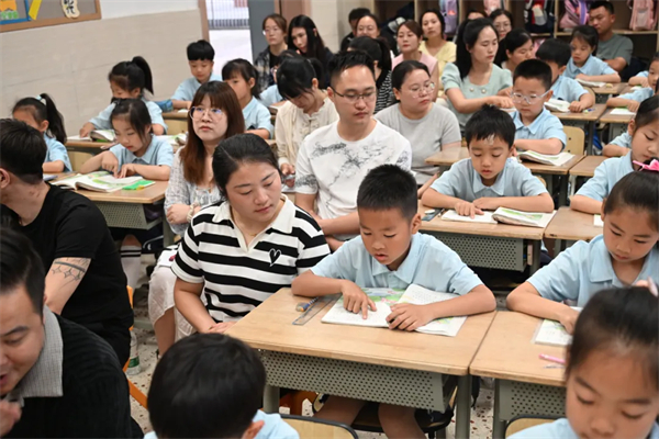 1778810098507044.jpg 家长开放日活动照片10.jpg