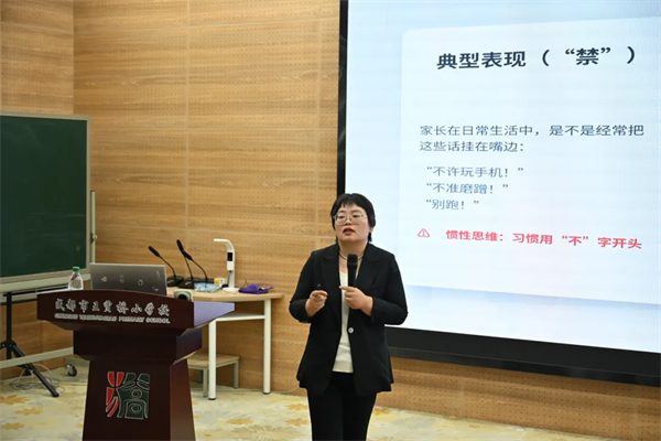 1778810195772075.jpg 专题讲座照片1.jpg