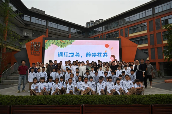 1778810214619008.jpg 家校合影照片1.jpg
