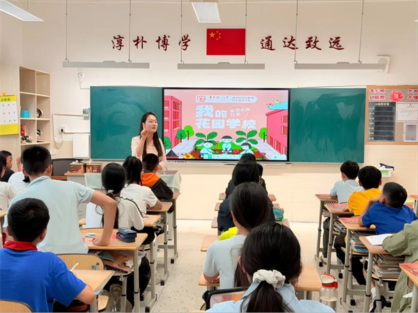 1779240655148419.jpg 老师上课照片1.jpg