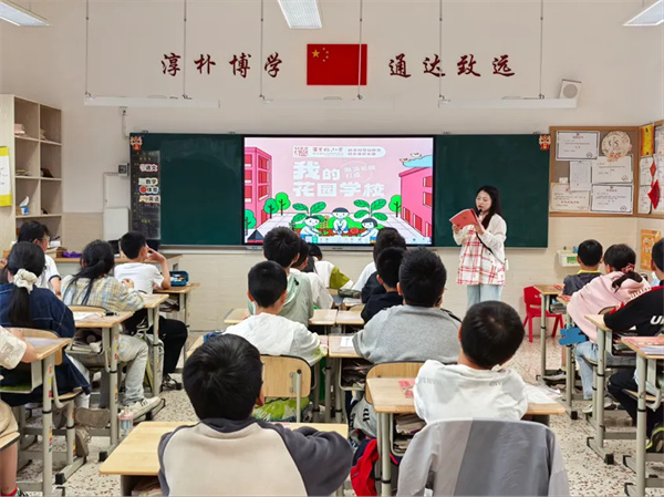 1779240665266503.jpg 老师上课照片2.jpg