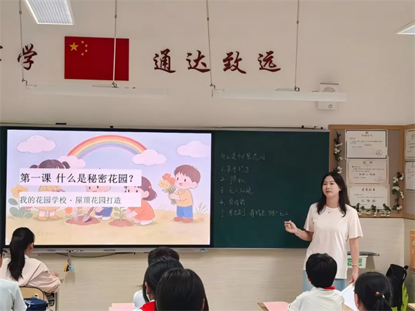 1779240671321381.jpg 老师上课照片3.jpg